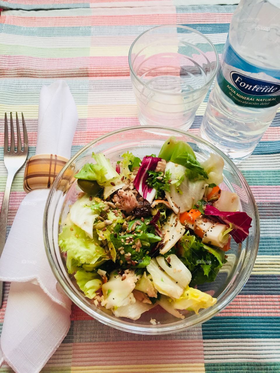 Ensalada con atún y palitos de cangrejo , aceitunas y semillas 