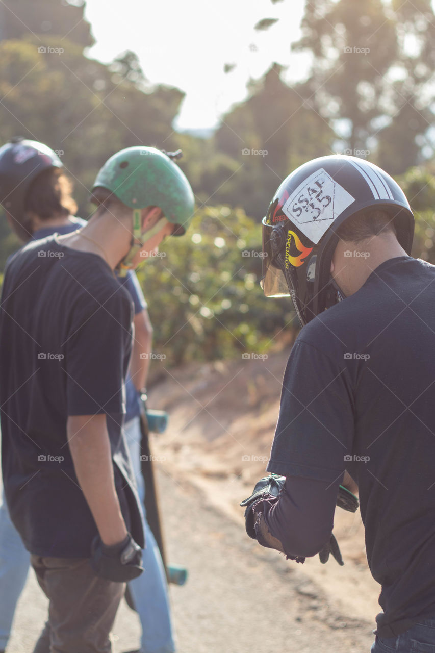 Atletas de downhill speed se preparando para realizar esporte.