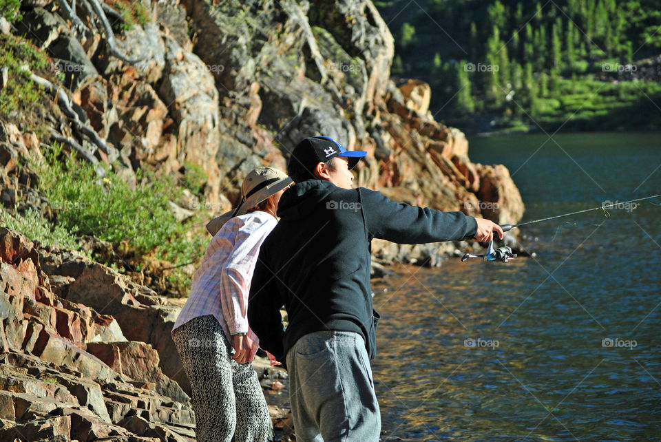 Throw. fishing in lake