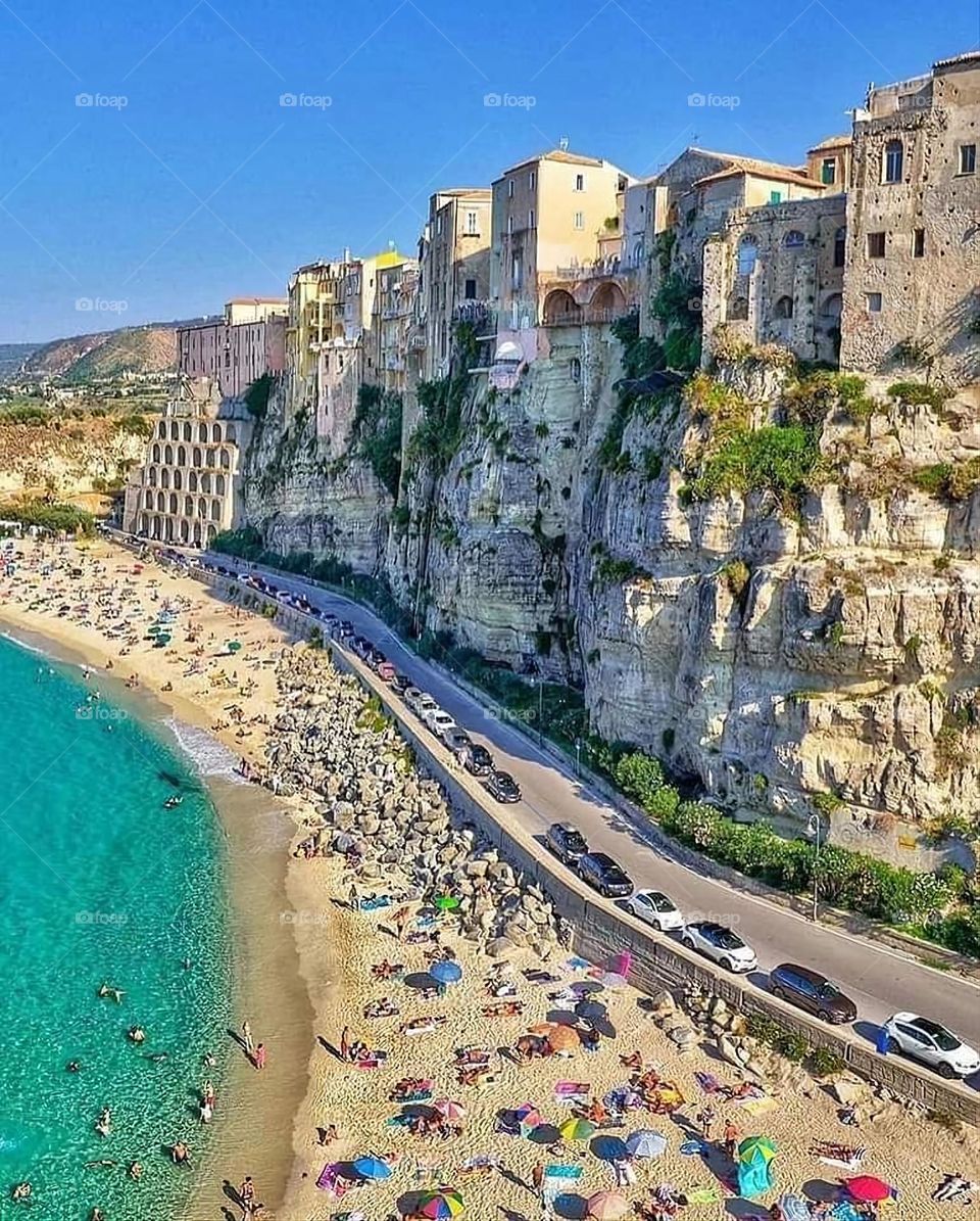 A very beautiful coastal picture on the beach, and the sweetness of the calm water in it is more than wonderful