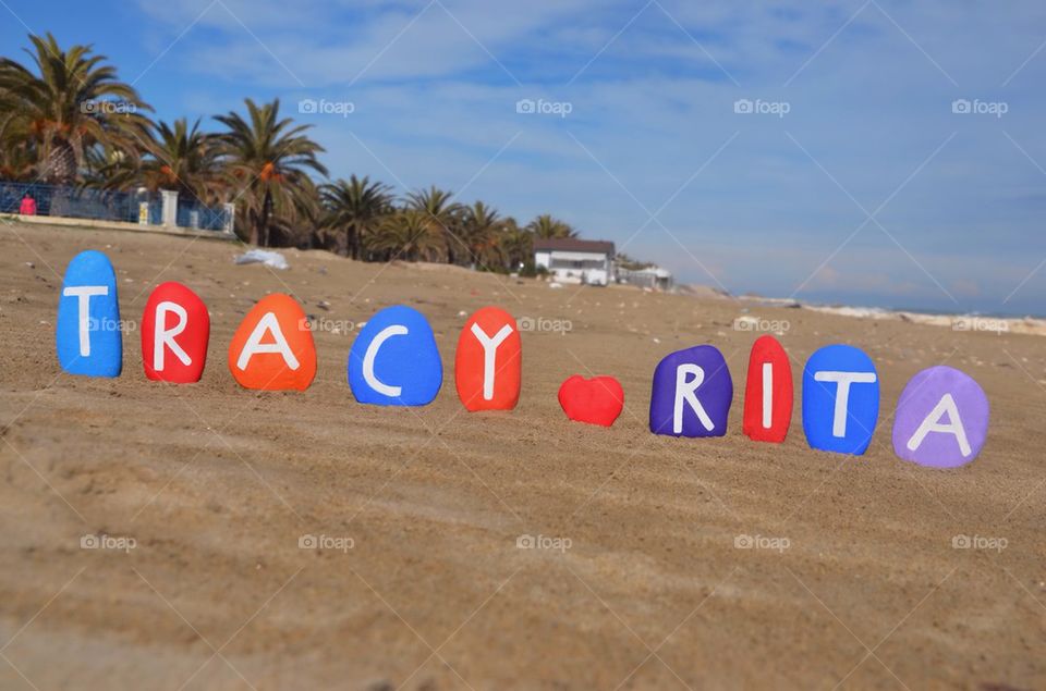 Tracy loves Rita, friendship message on stones