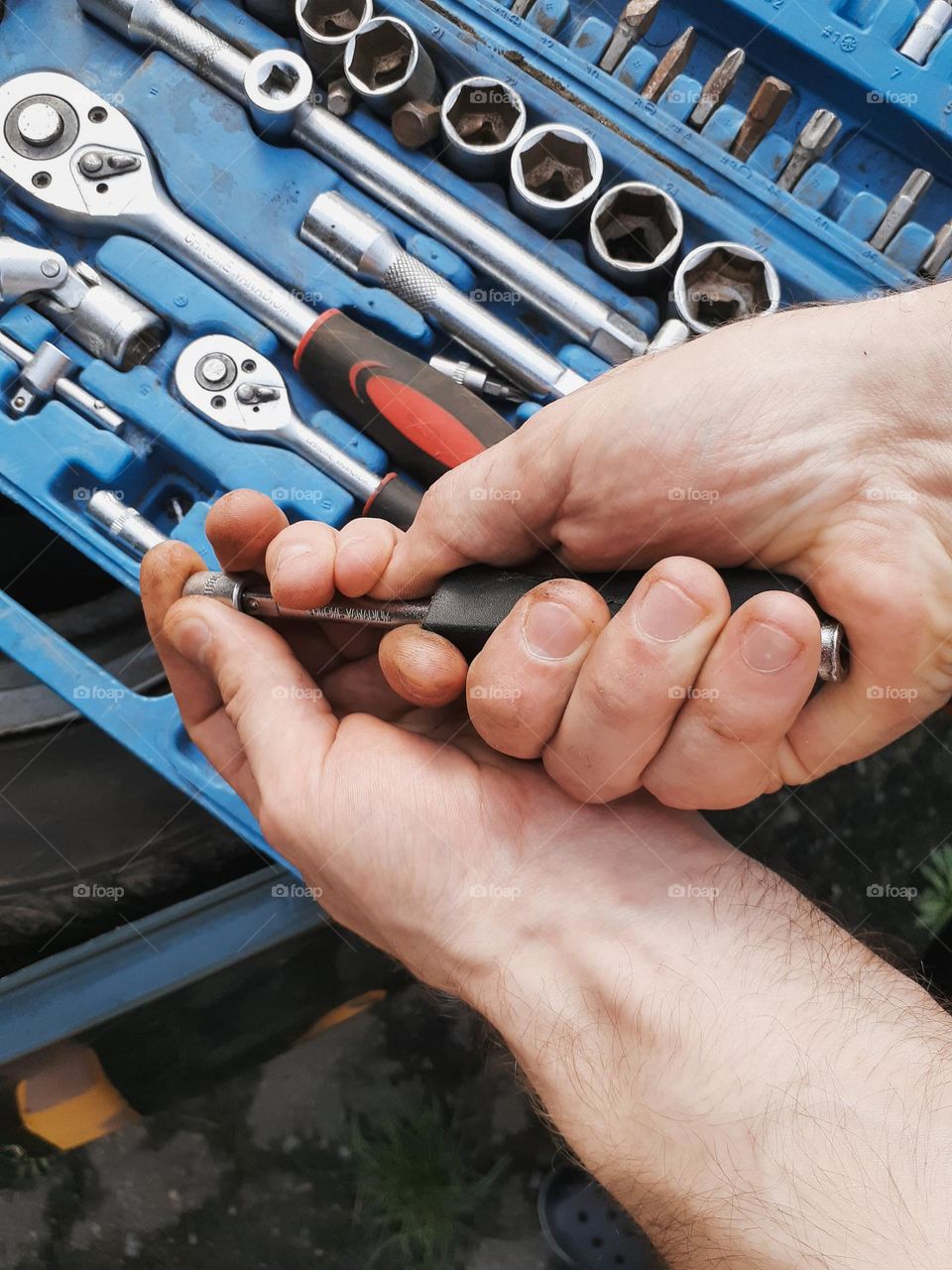 Preparation of working tools for repairing one's own car