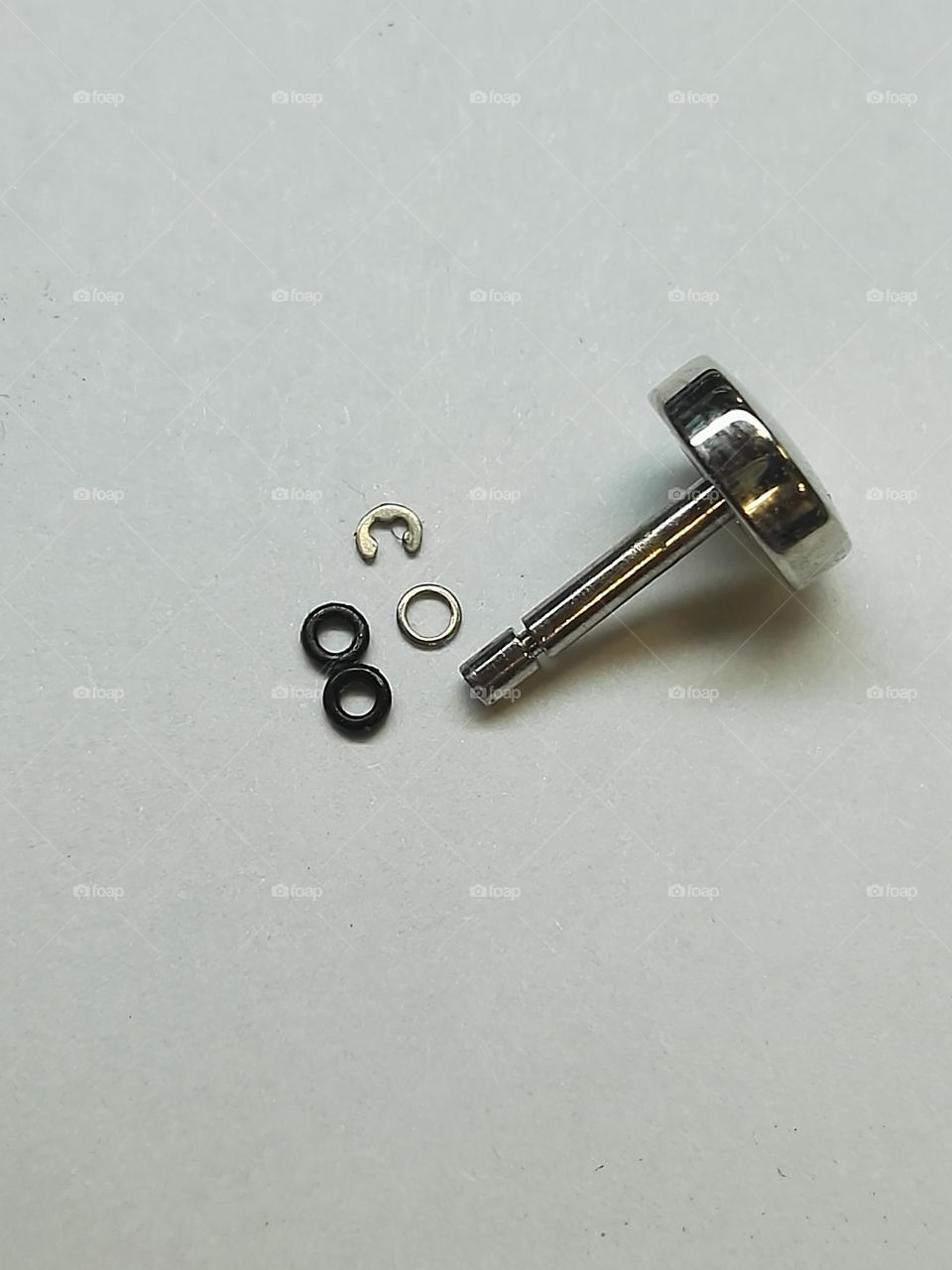 Drücker einer Armbanduhr.
Pusher from a watch