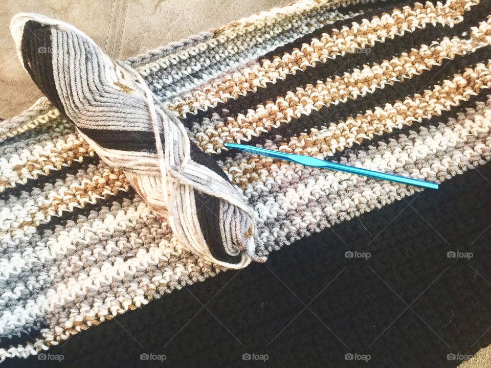 Crocheting a tote bag