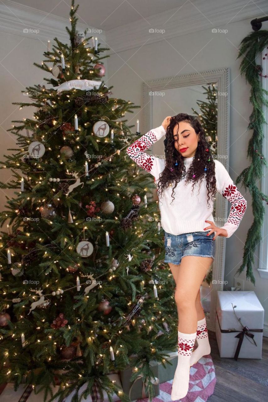 The curly-haired girl and the Christmas tree