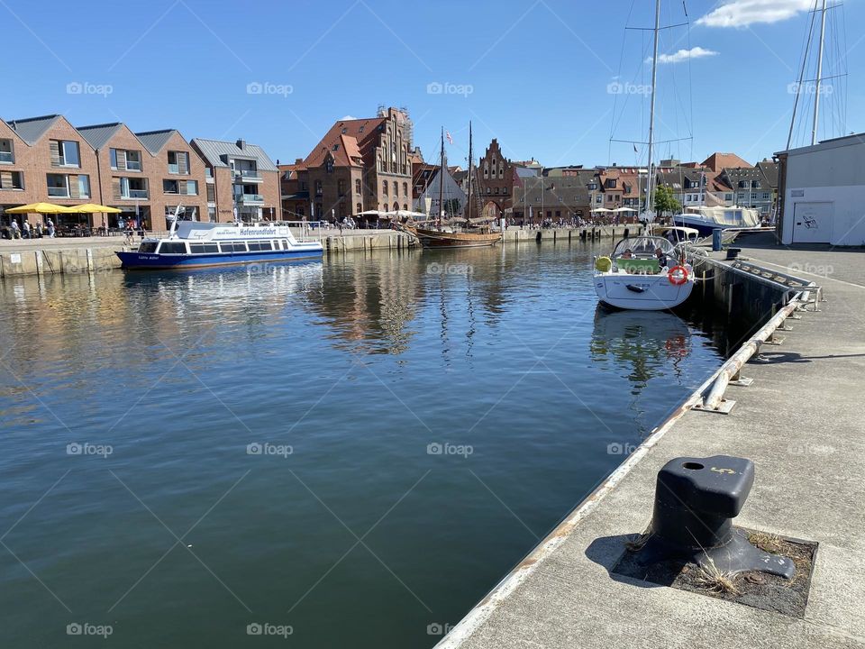 Anlegestelle Hafen Blick Stadttor 