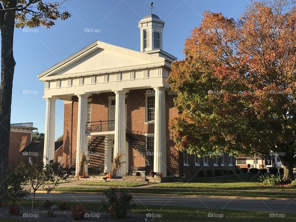 Knox County courthouse before sunset with fall foliage