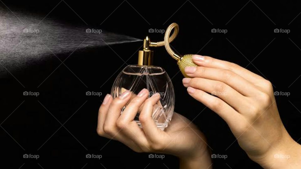 Charming color pump pressure foggy perfume spray bottle is so attractive and very good smell.