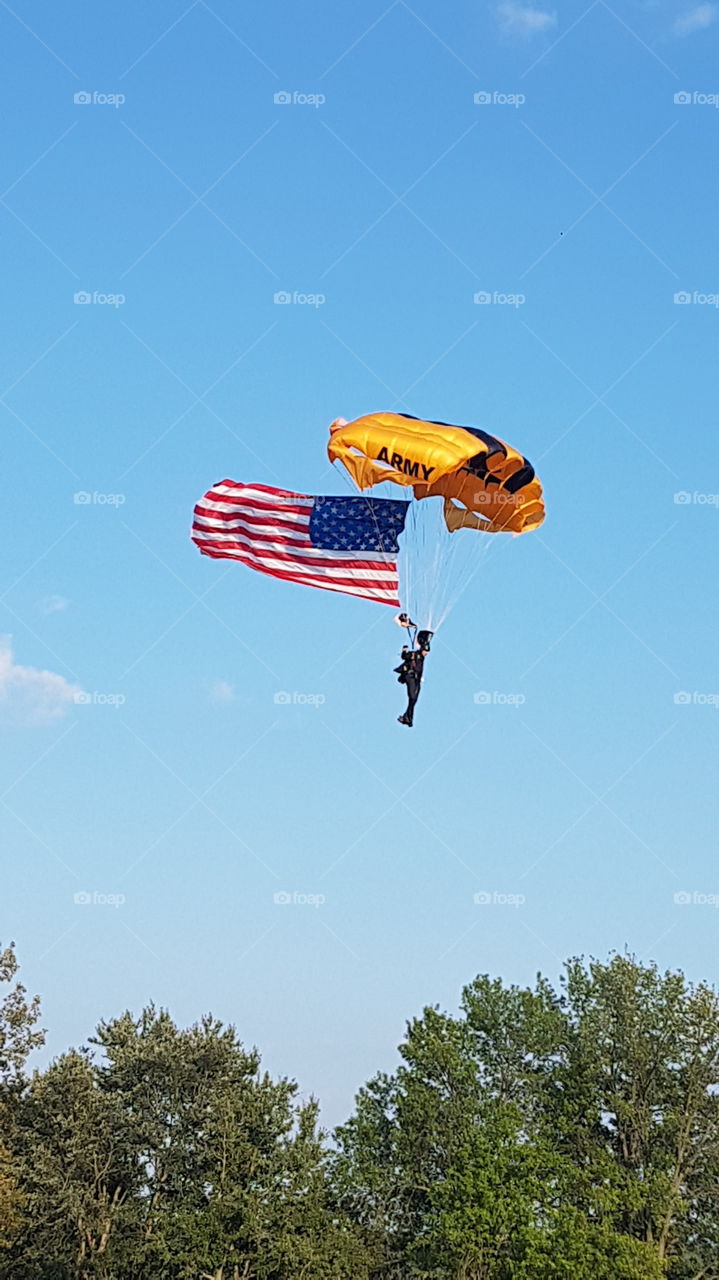 Golden Knights parachuting with American Flag