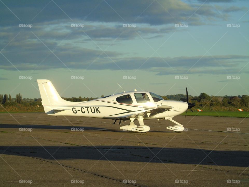 Cirrus SR20, aircraft, airfield, shine in golden hour, UK