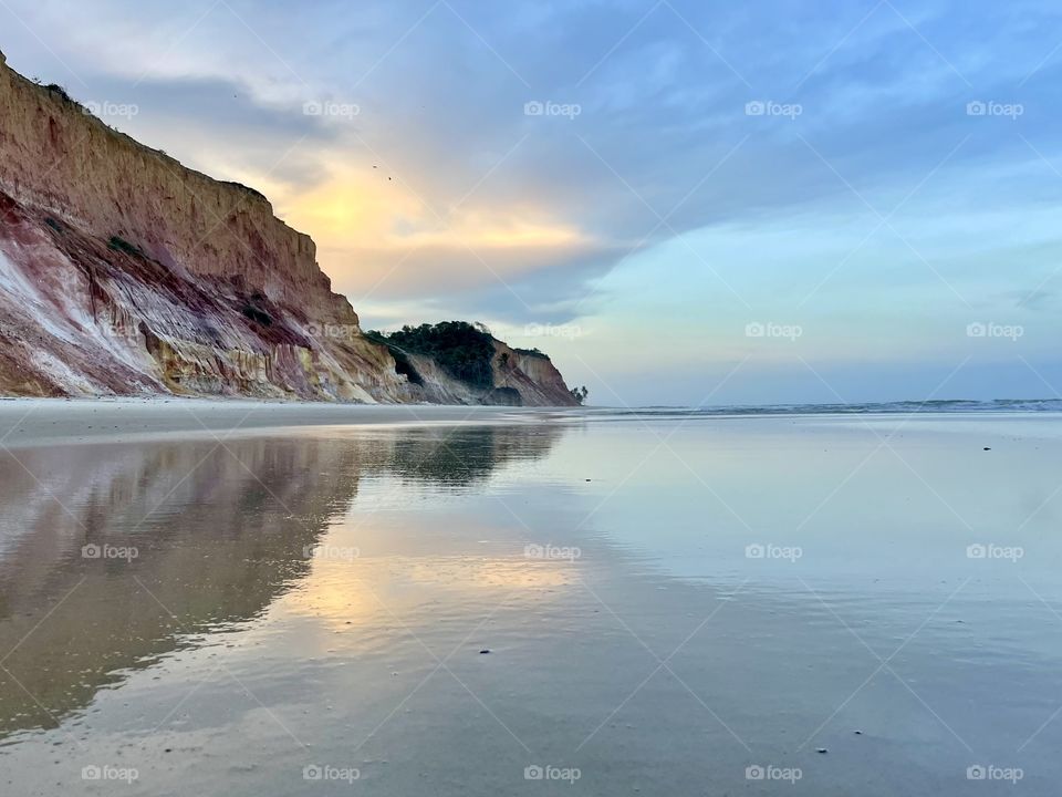 Horizon reflected on the beach