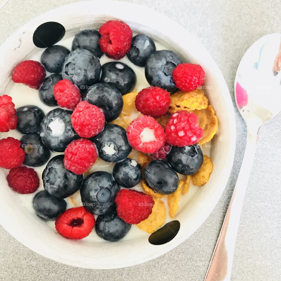 Breakfast cereal with berries 
