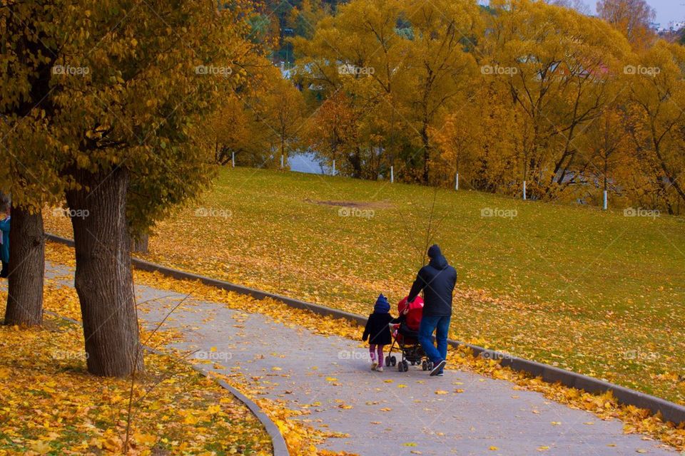 A walk in the autumn Park