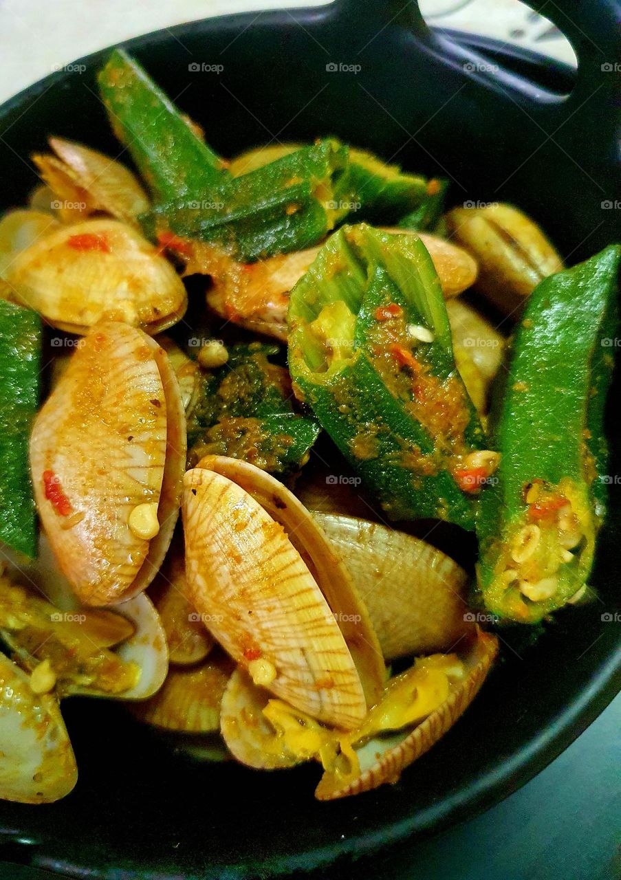 Stir fried Asian Clamp with Ladies' Fingers (Tumis Lala dan Bendi)