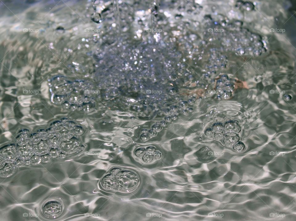 The shadow of light that is absorbed into the bottom of the water shows a strange thing because it is formed as a result of the light carried by the movement of water, giving rise to an abstract form.