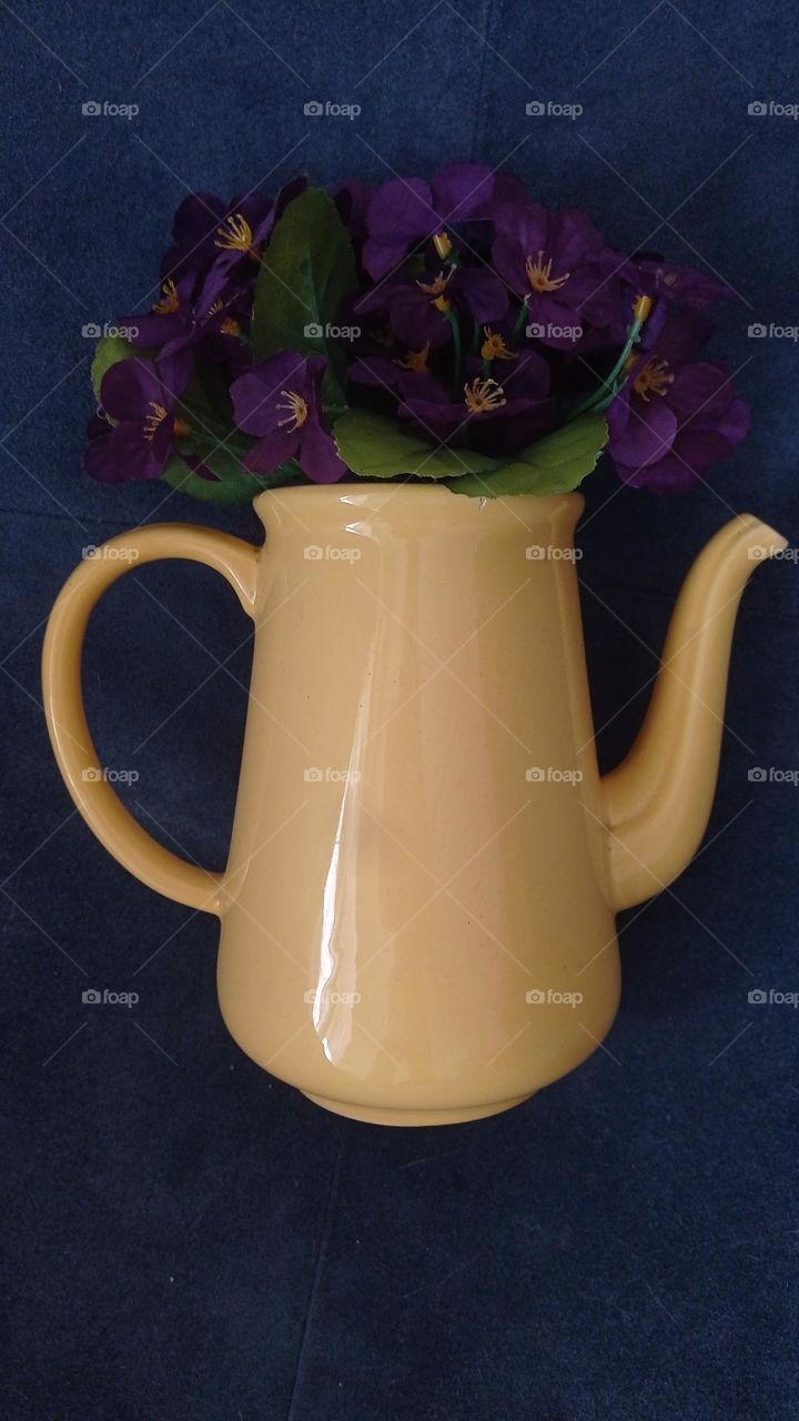 yellow tea pot and flowers / tetera amarilla y sus flores