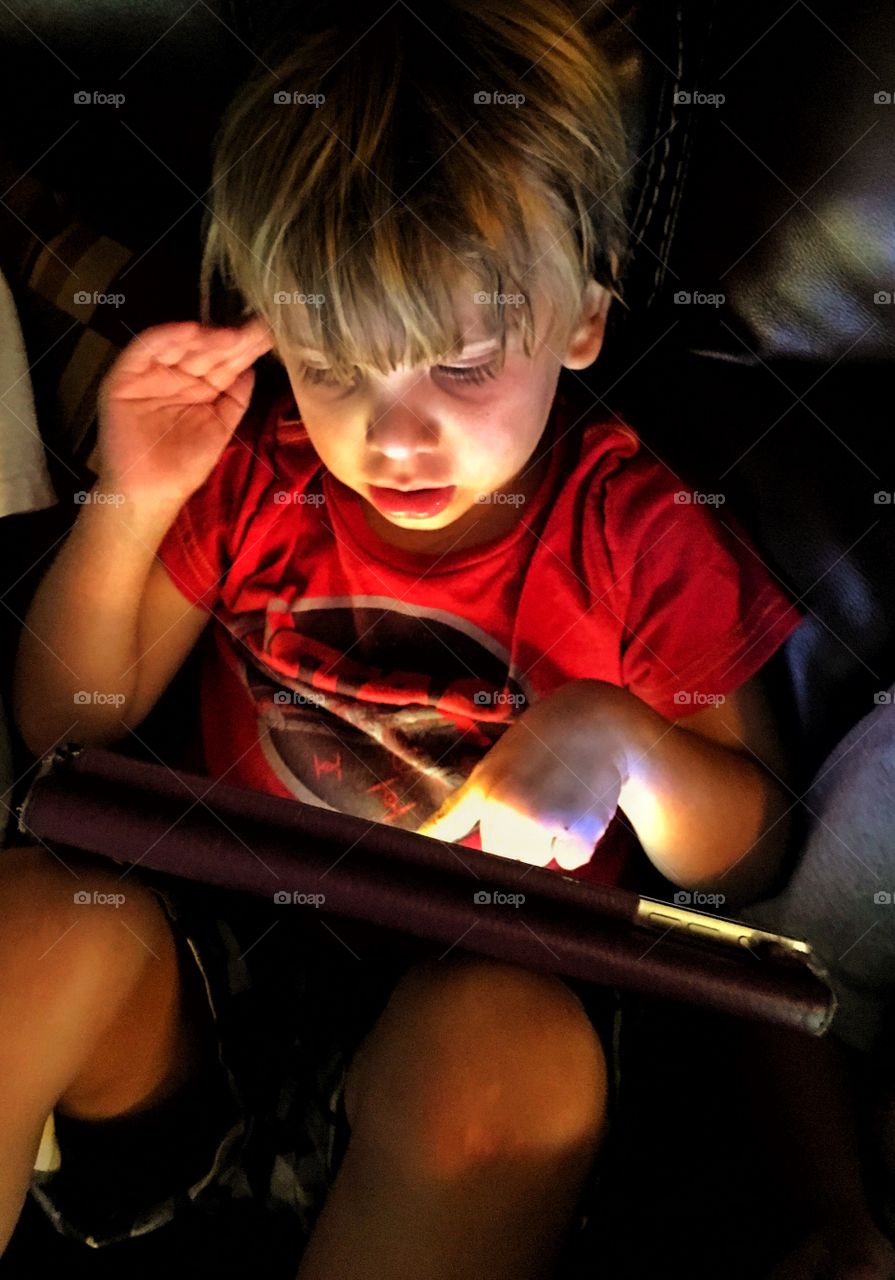 Kids playing on an iPad 