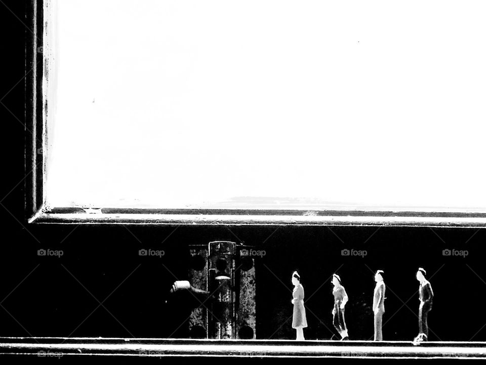 The world is covered, standing around the window