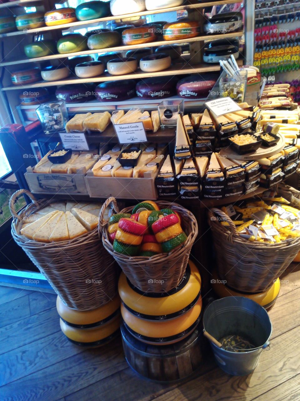 venta de quesos en un mercado en Ámsterdam