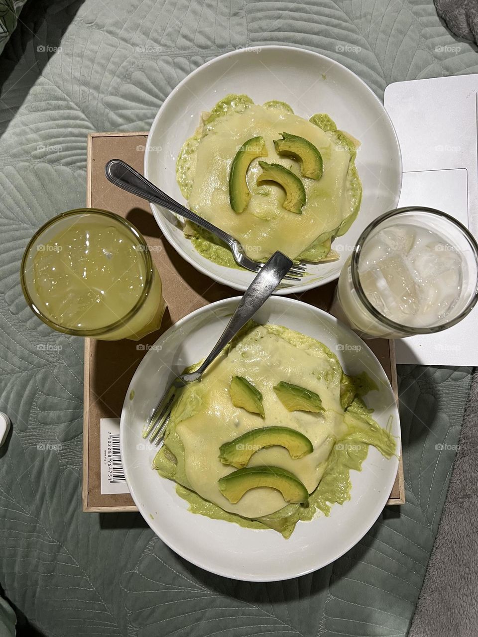 Enchiladas verdes con aguacate y queso 