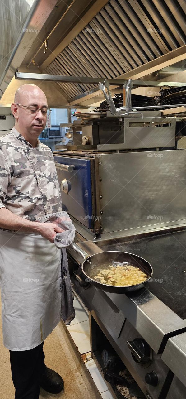 Haciendo salsa donostia para los pescados