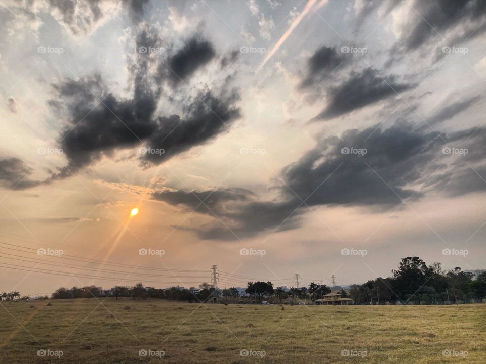 Assim entardeceu no Jardim Ermida…
Viva a natureza e a sua beleza. 
📸
#FOTOGRAFIAéNOSSOhobby
#entardecer #sunset #sol #sun #sky #céu #natureza #horizonte #fotografia #paisagem #landscapes #inspiração #mobgrafia #XôStress #nuvens #clouds