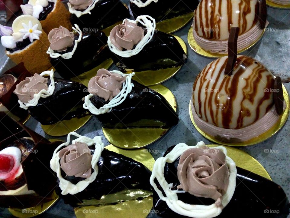 Petit Gateux Cake By #MrsBakers
#Milkshake Petit
#Choco Latte Dome Petit