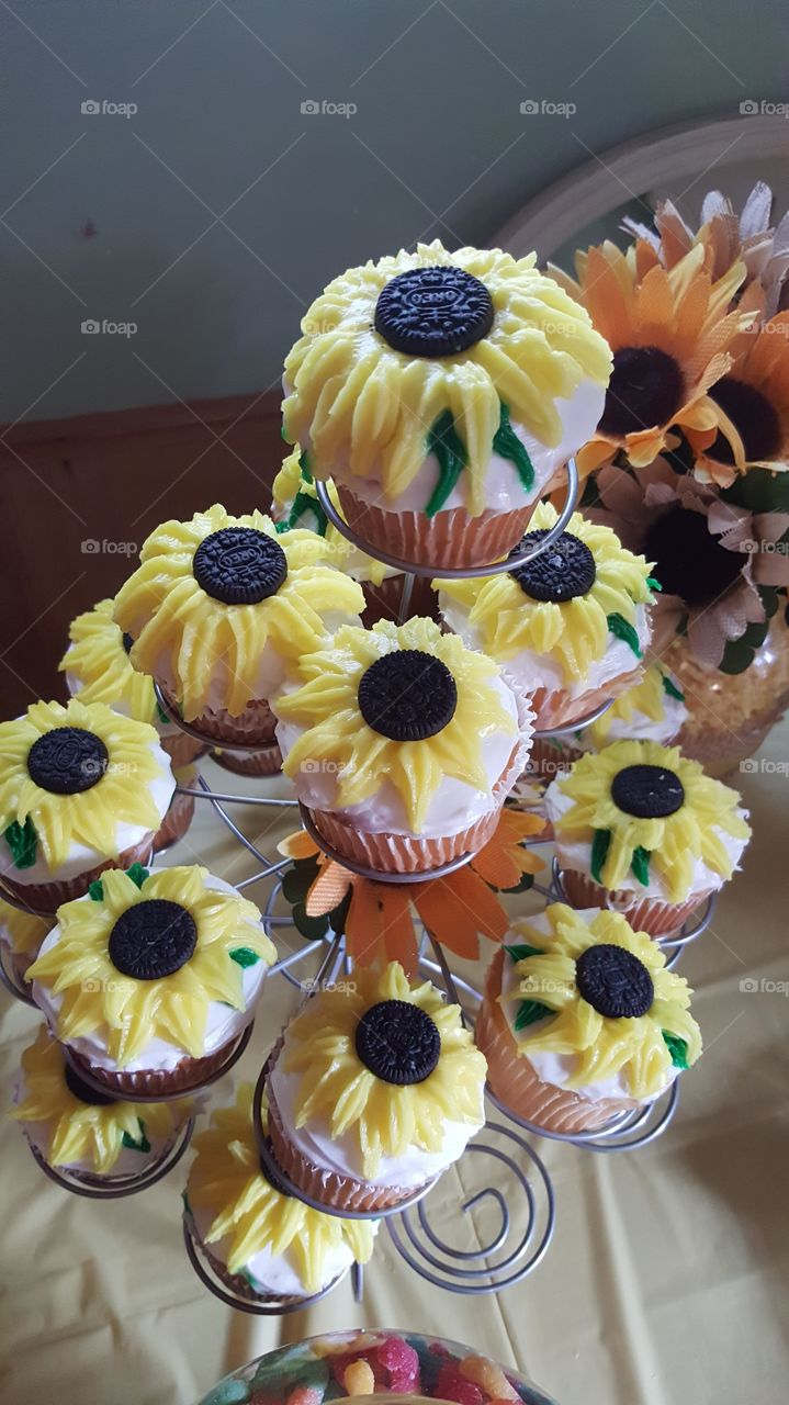Sunflower cupcakes