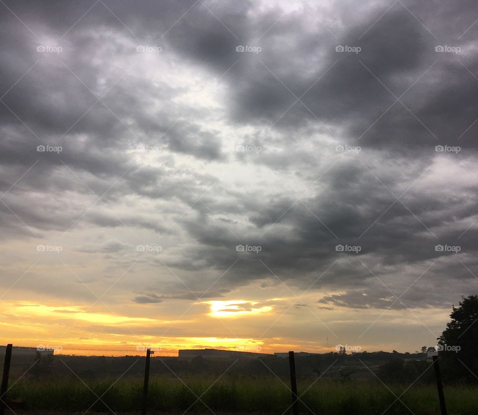 #NoFilter - #sol e #céu belíssimos, com o inspirador #horizonte pós #chuva (mesmo com #nuvens carregadas).
☀️
#paisagem 
#natureza 
#FotografeiEmJundiaí 
#morning
#fotografia
#Jundiaí
#céu