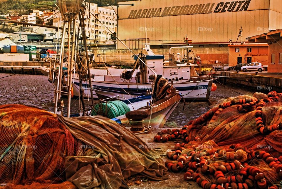 Pesquero en el muelle de pescadores de Ceuta.