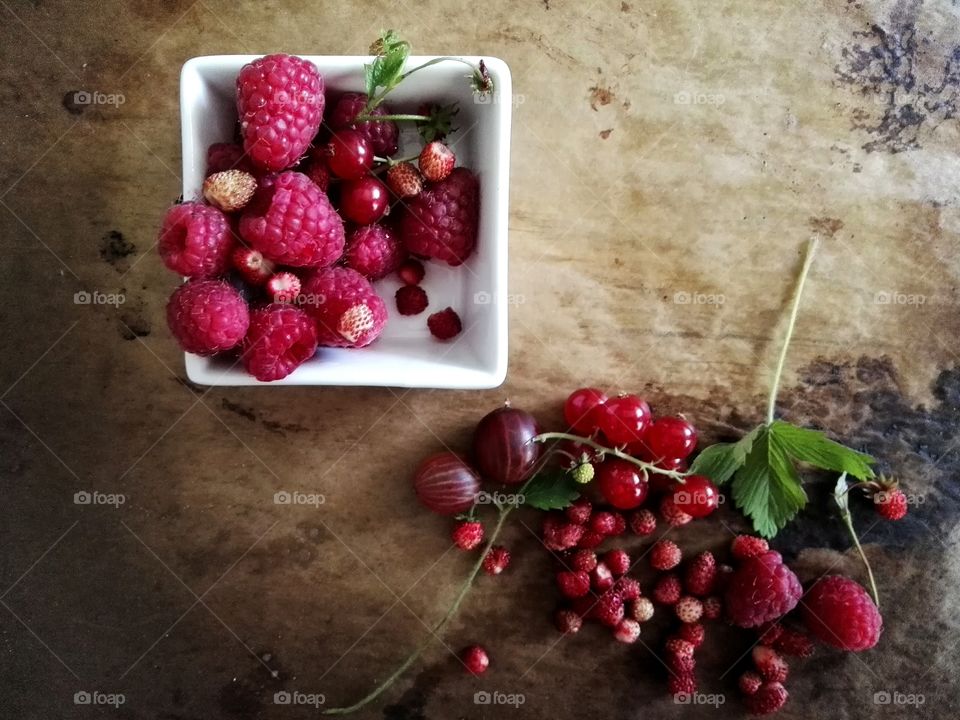 Red currant and raspberry in bowl