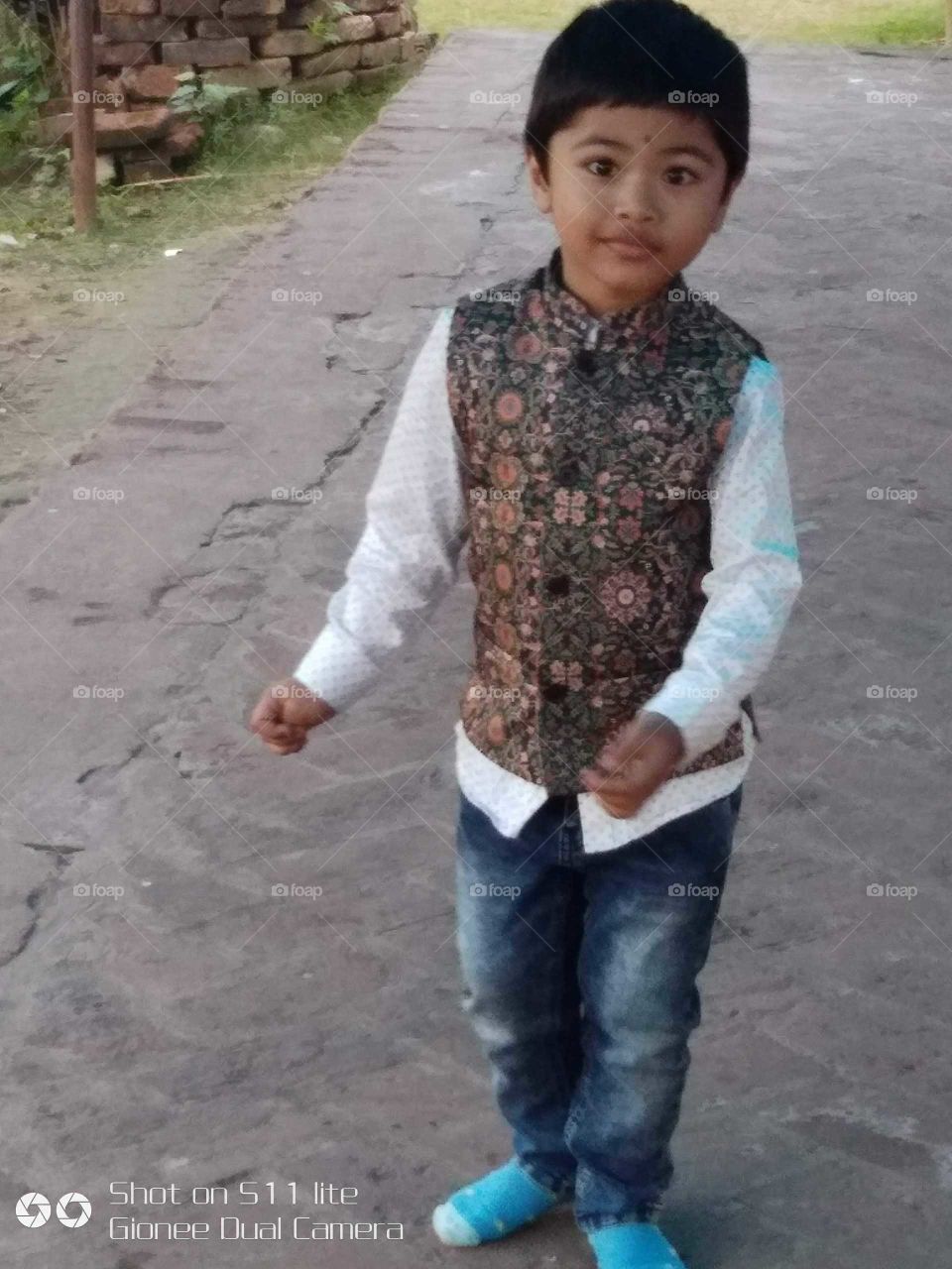 kid facing to the camera