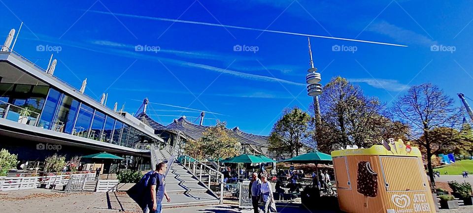 Streamlined design characterize the 1972 „Munich“ „Olympia stadium“ built to house the international athletic competition held that year. But this science fiction inspired concept still fits in with traditional Bavaria. 2022. Hypnotic Productions