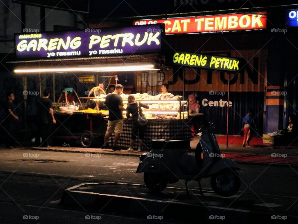 Roadside coffee shops also provide a variety of various traditional food