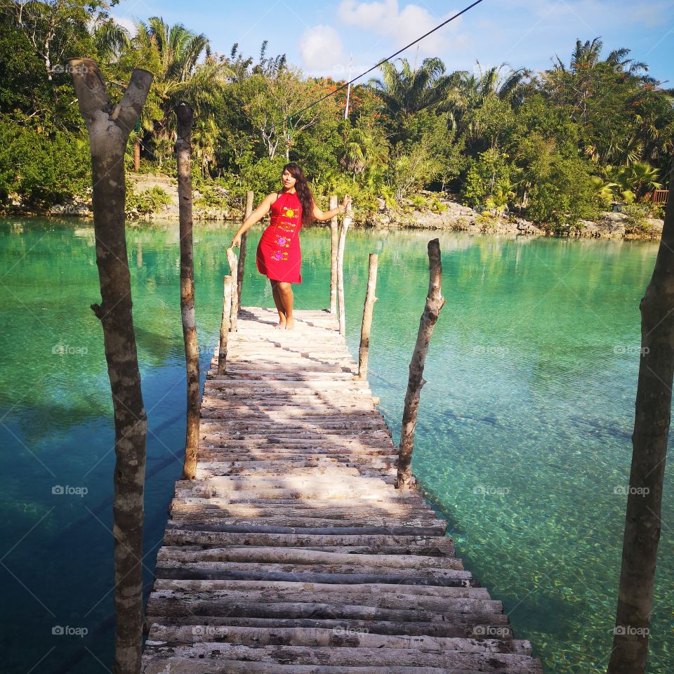 perfect contrast, red swimsuit and a little salt lake, sky blue, deep blue, blue, and all blues, is just perfect.
Mayan thinks that this lake is Sacre and they take cared from another people