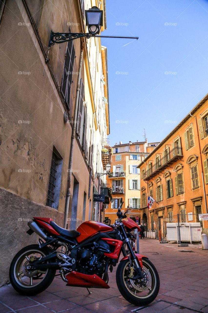 Narrow streets and motorcycles 