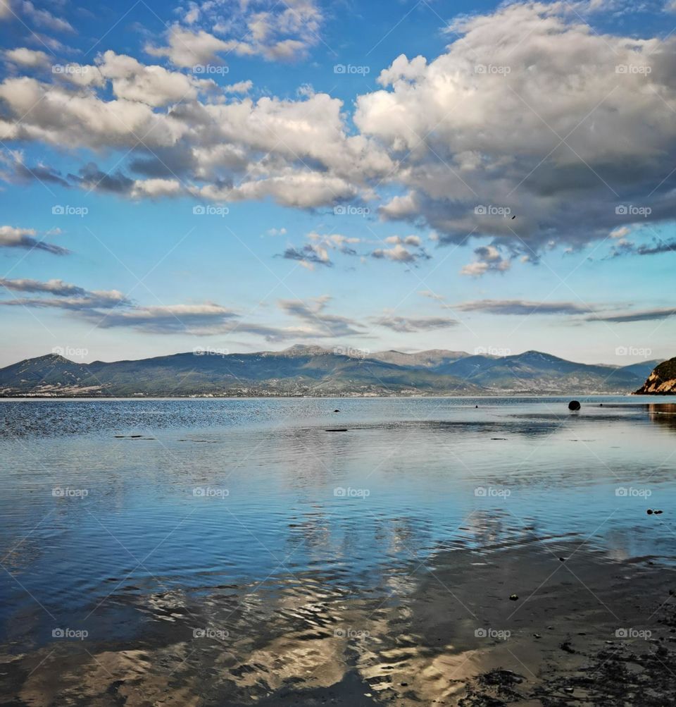 Sky mirrors in the lake