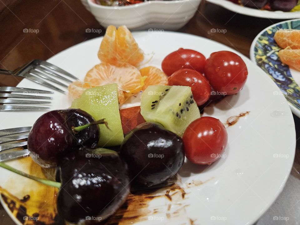 Colorful fruit cutting plate