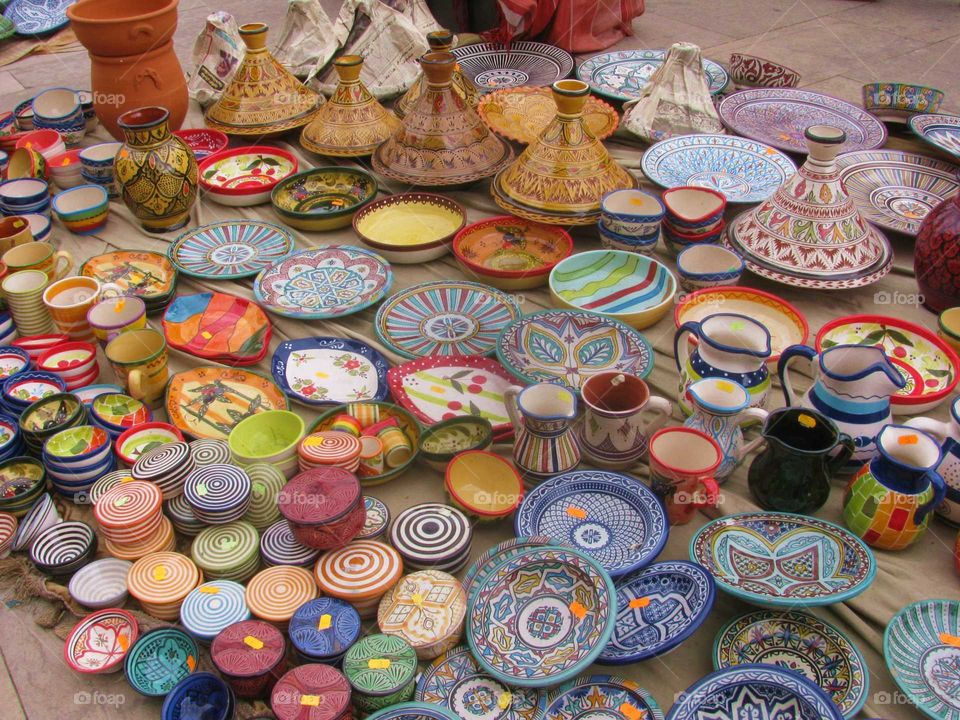 Venta de cerámica de colores en la calle