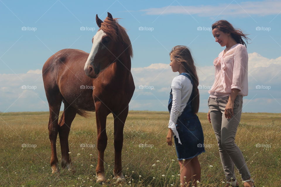 Мама,дочка и лошадь
