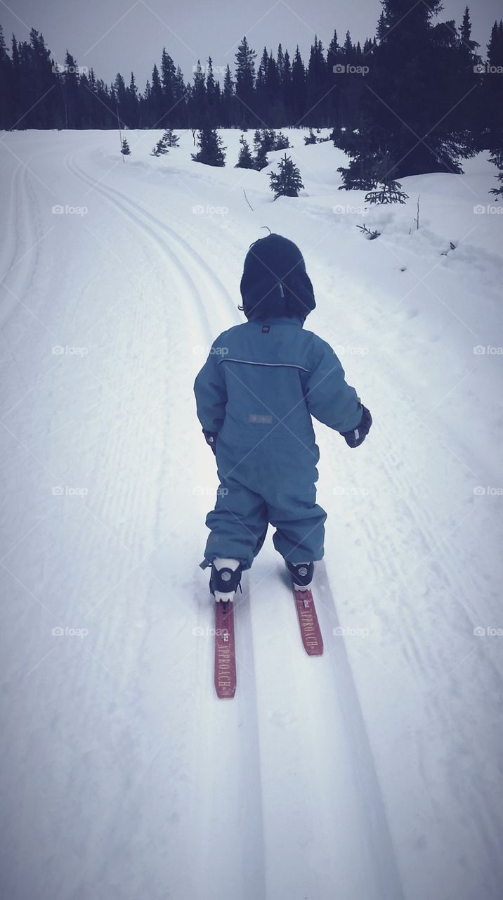 Learning the art of cross-country skiing