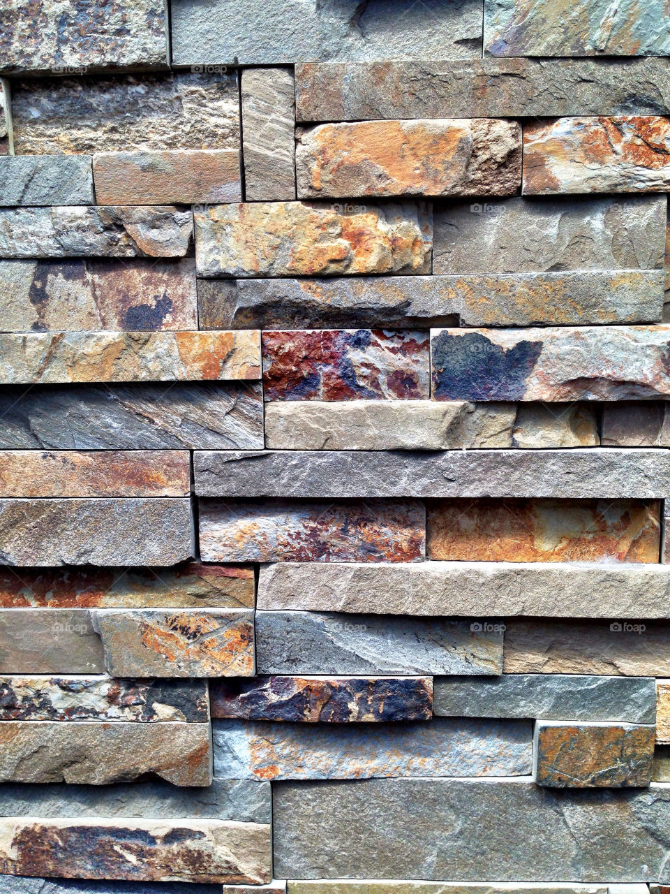 Wall made of stone slabs