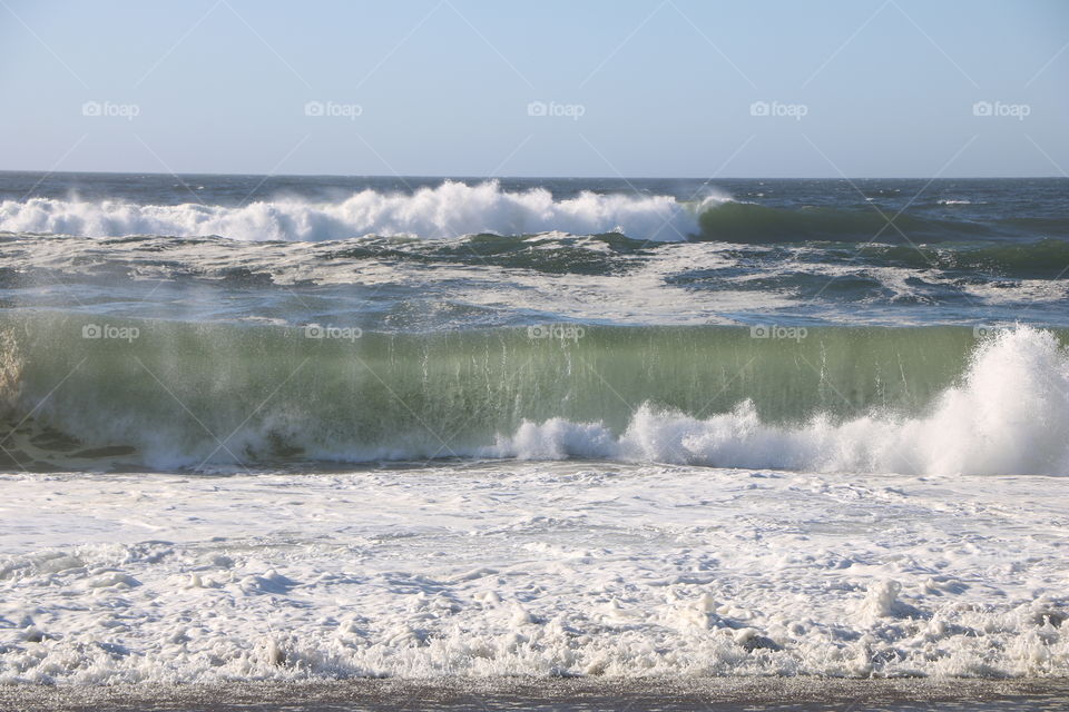 Ocean - waves crashing on the shore 