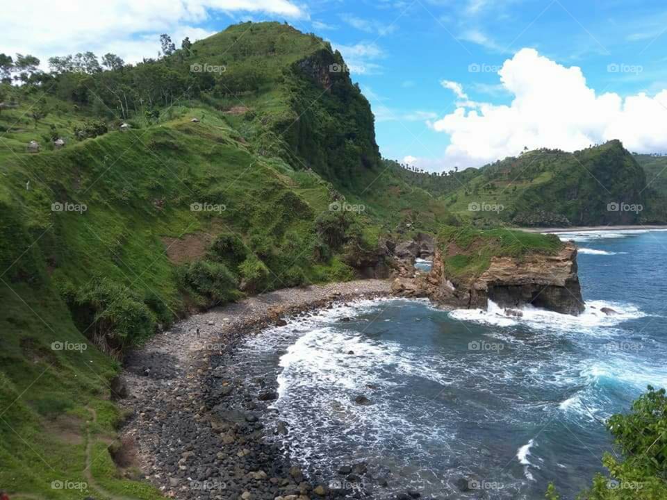 You will feel at home here, incomplete if you go to Kebumen, if you do not stop by.Pantai, hills, waterfalls, caves all located in one location Menganti Kebumen Beach Indonesia