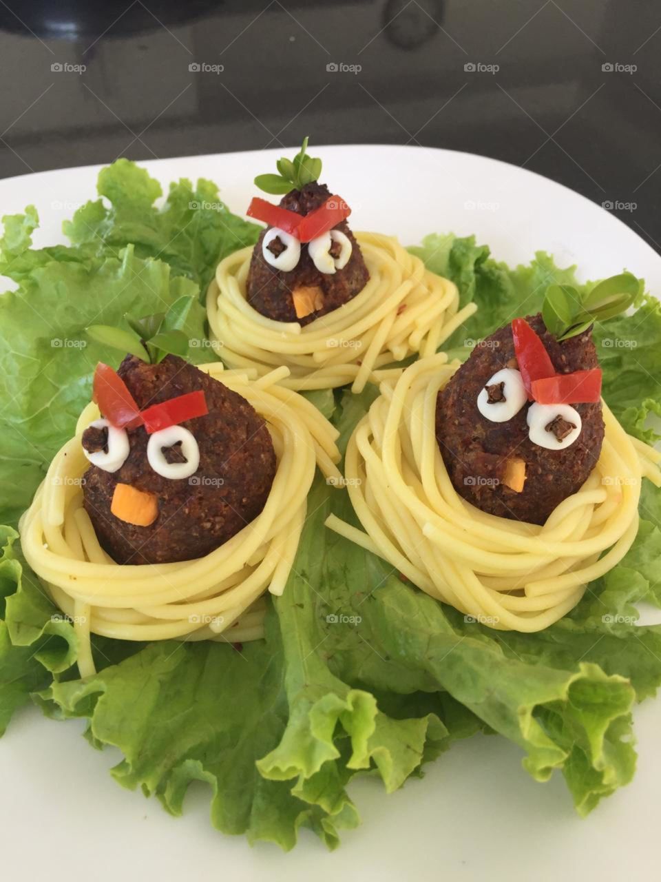 A look that makes you want to eat!  Fun kibe, pasta and lettuce, with juicy eyes! / Um olhar que dá vontade de comer! Kibe, macarrão e alface divertidos, com olhos bem suculentos!