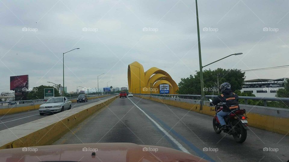 Av. Mariano otero cercas a los glorieta los arcos.