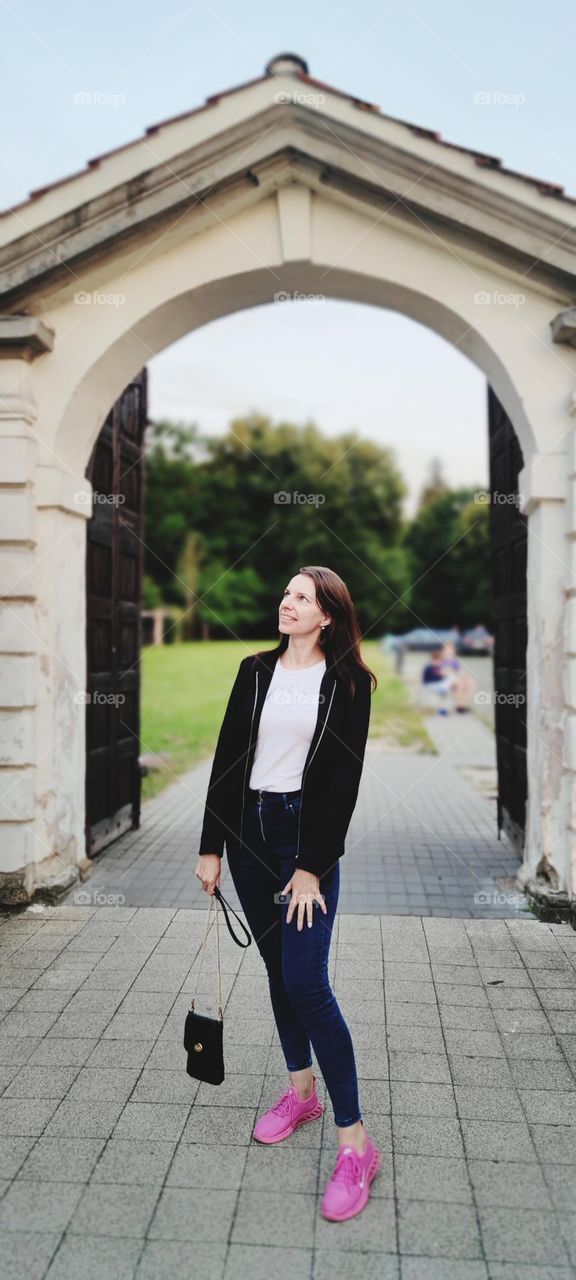 Moteris prie vienuolyno