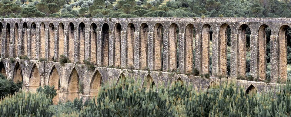Aqueduct arches cut through the countryside 