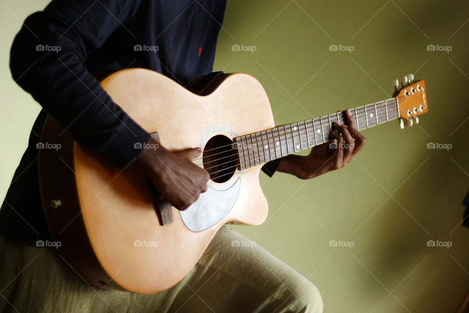 a man read th guitar