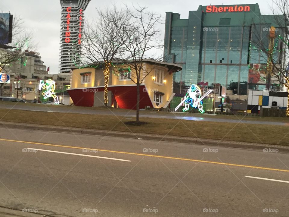 Upside down house.  Niagra